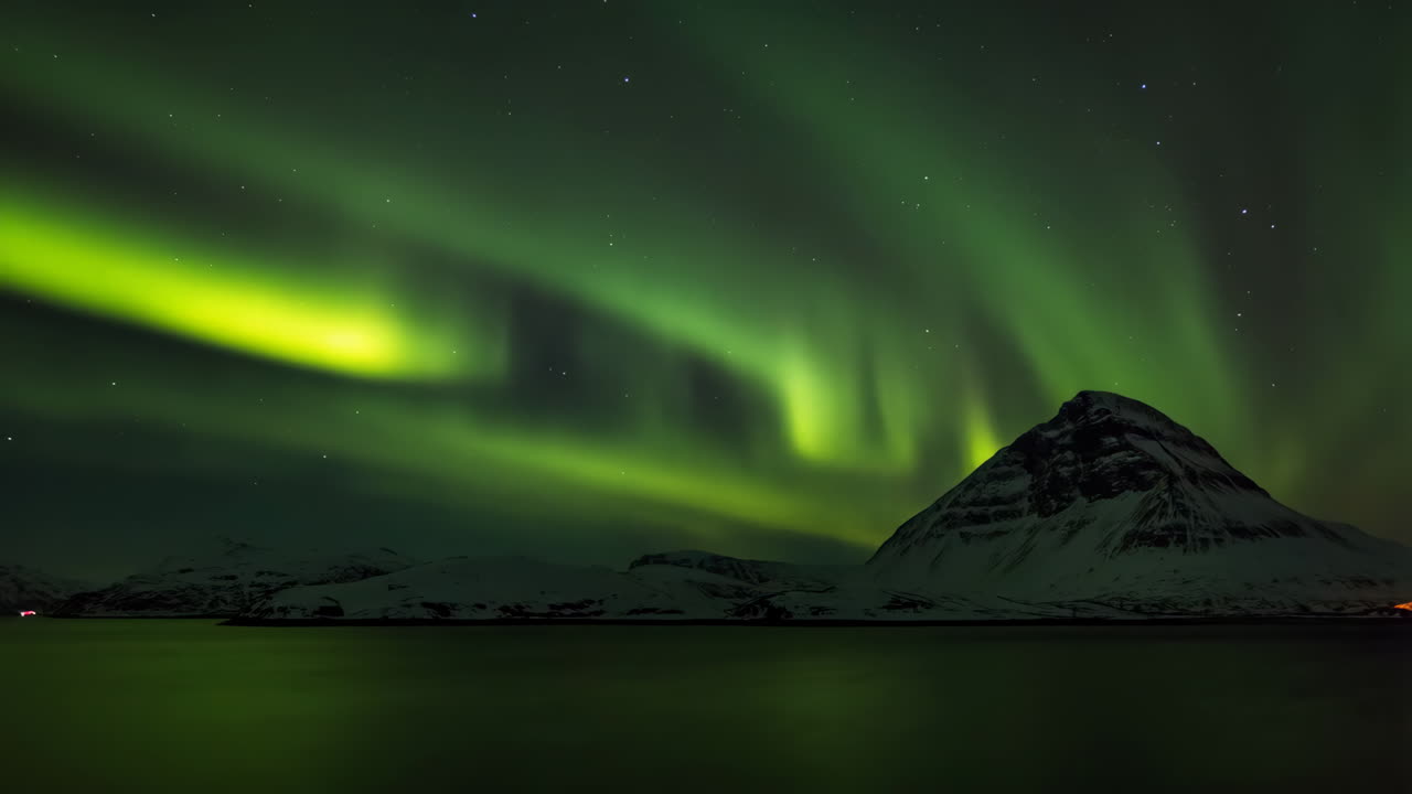 눈 덮인 산 위의 오로라 보레알리스