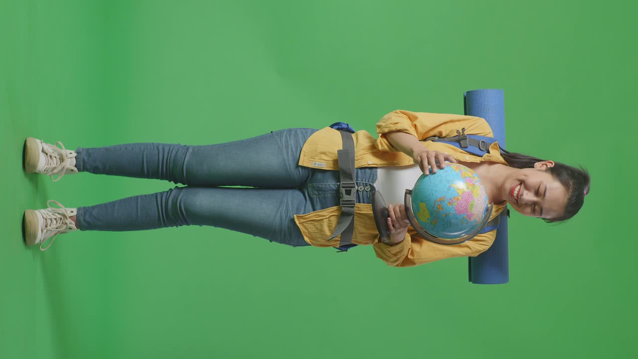 mujer sosteniendo un globo con una mochila