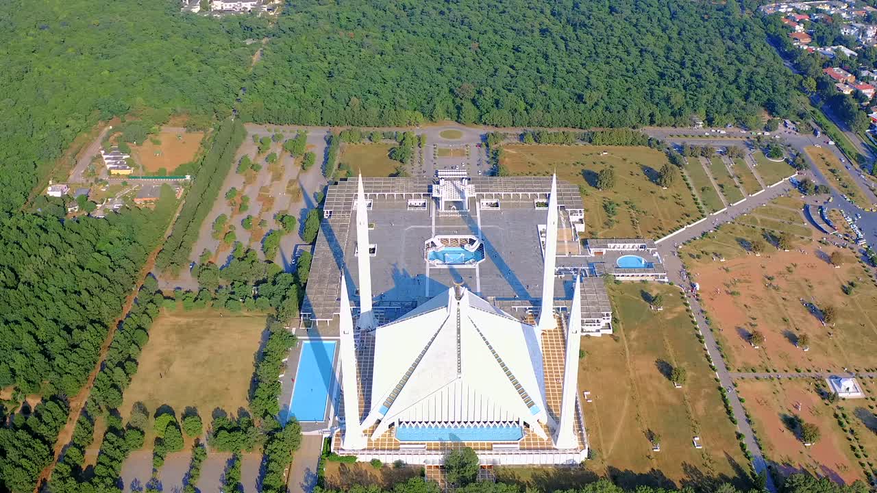파키스탄 이슬람 아바드 (islamabad) 에 있는 샤 파이살 모스크 (shah faisal mosque) 는 마르갈라 언덕의 기?? 에 위치한 모스크입니다. 이슬람 건축의 가장 큰 모스크 설계, 모스크 드론 영상.