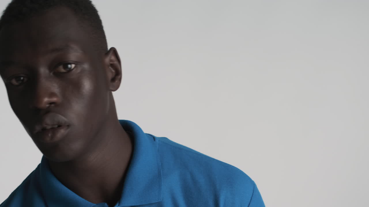 회색 배경에 있는 아프리카계 미국인.