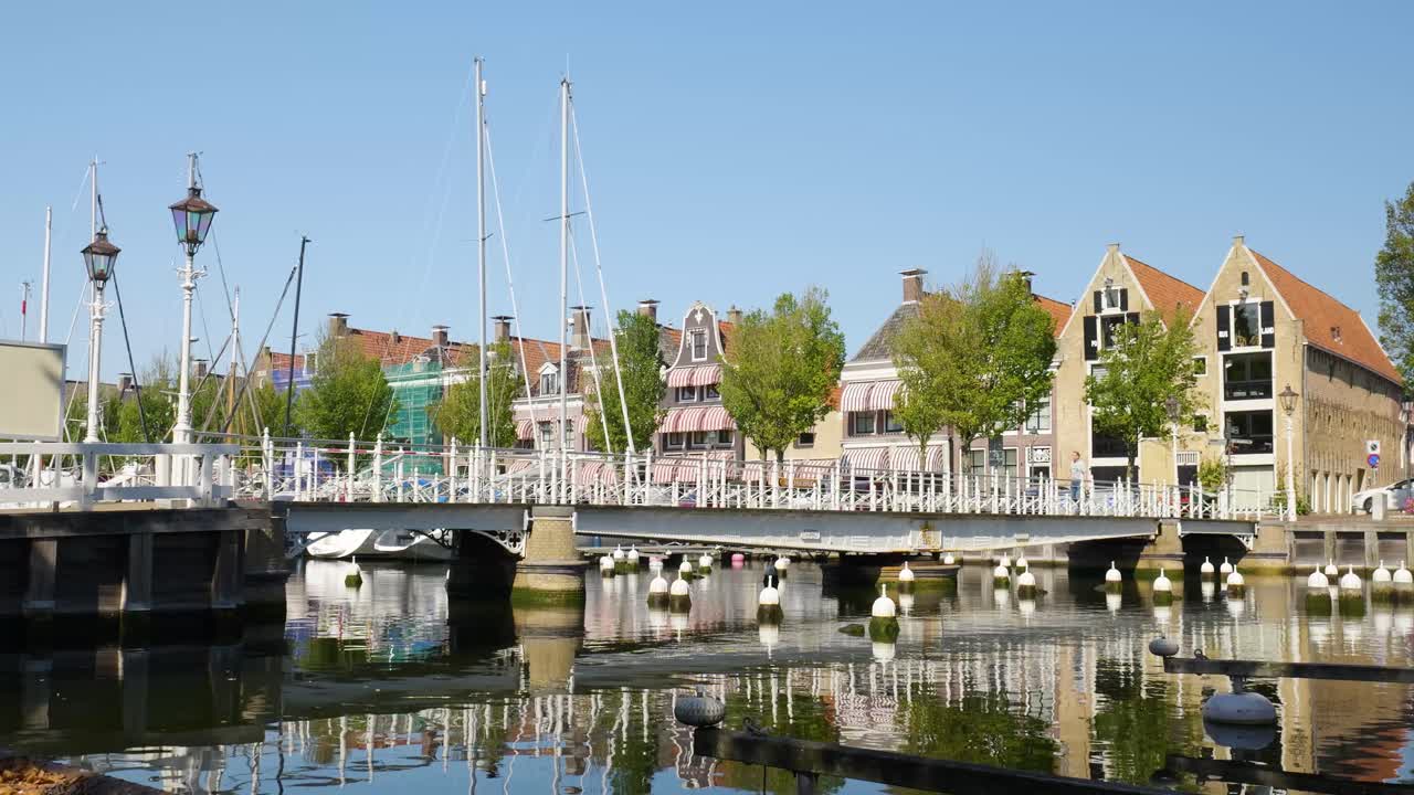 다리와 선박이 있는 네덜란드 운하 도시