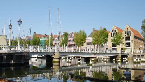 ciudad holandesa del canal con puente y veleros