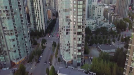 toma aérea del edificio que se revela desde el suelo a medida que la cámara se mueve hacia arriba