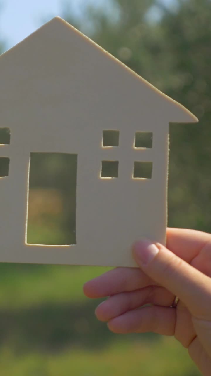 Tenere in mano un modello di casa