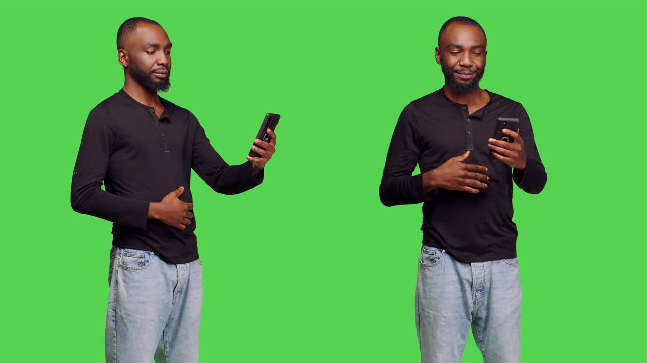 Homem fazendo videochamada com smartphone em tela verde