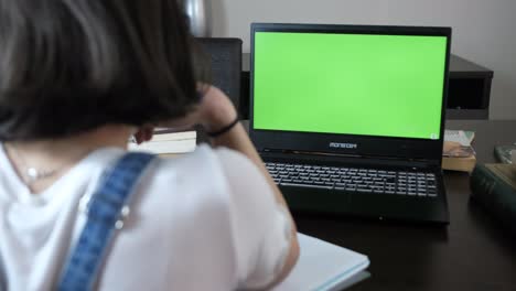 Mädchenstunde-Mit-Laptop-Greenscreen