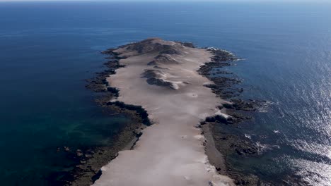 Umlaufbahn-Um-Die-Klippenhalbinsel-Von-Bahia-Asuncion-Mit-Tiefblauem-Wasser-Um-Sie-Herum