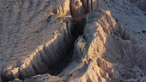 Wüste-Badlands-Canyon,-Luftaufnahme-Zurückziehen