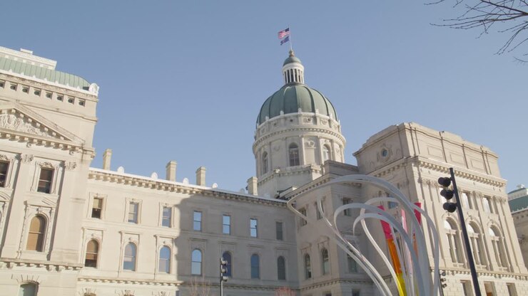 Esterno del Campidoglio dello stato dell'Indiana a Indianapolis, Indiana, con opere d'arte e video che si sposta da destra a sinistra.
