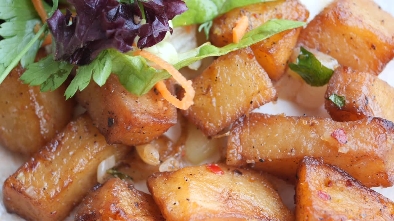 patatas fritas con ensalada