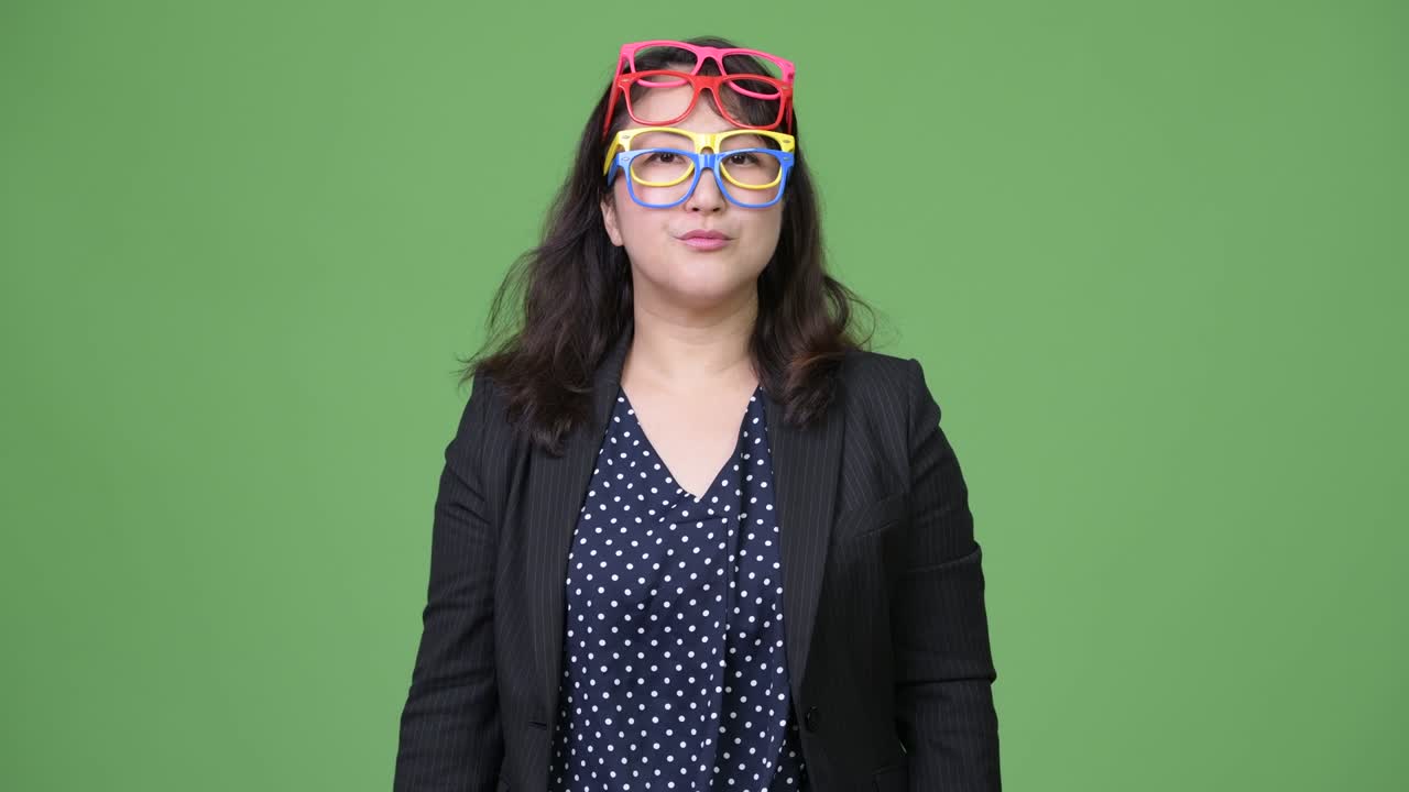 una hermosa mujer de negocios asiática madura que lleva muchas gafas como concepto gracioso