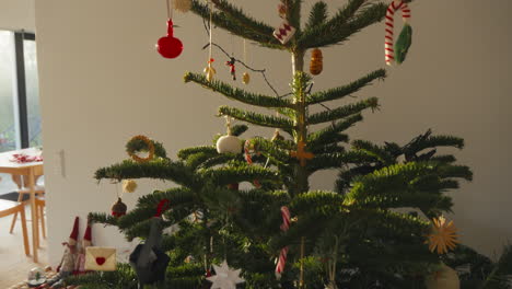 árbol-Festivo-Con-Adornos-De-Estilo-Escandinavo,-Una-Elegante-Esencia-Navideña