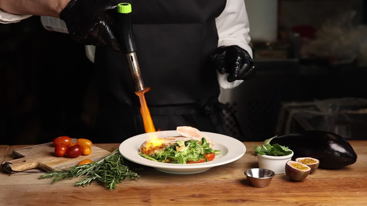 Chef flambant un plat gastronomique avec des ingrédients frais