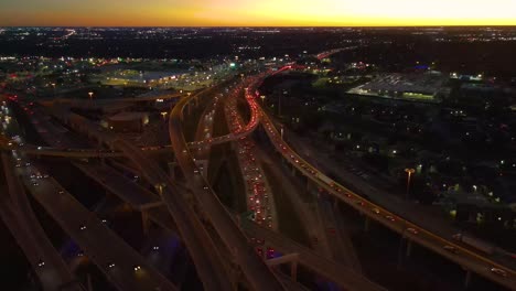 Blick-Auf-Den-Sonnenuntergang-Des-Berufsverkehrs-In-San-Antonio,-Texas