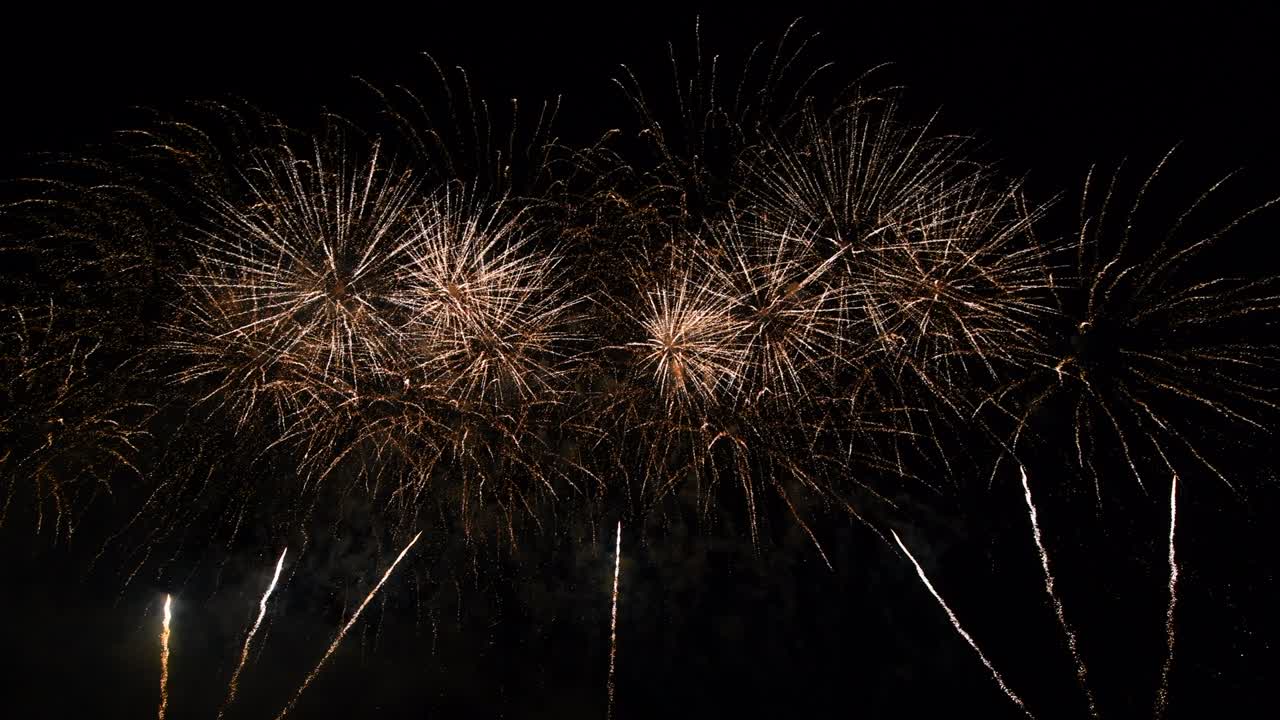 largo tiempo bucle sin interrupciones de espectáculo de fuegos artificiales de color real por la noche durante el día festivo nacional, fiesta de año nuevo 2022