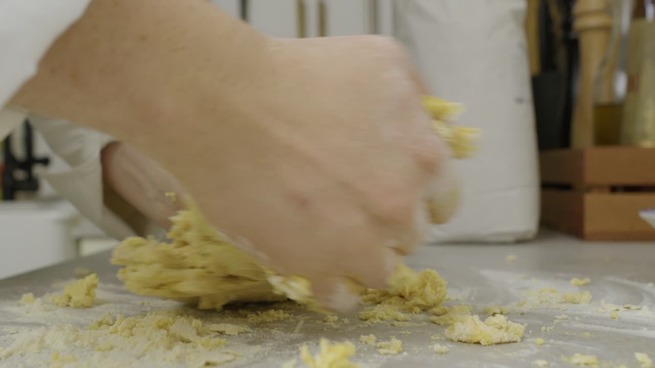 arrojar masa de pasta en la mesa de la cocina