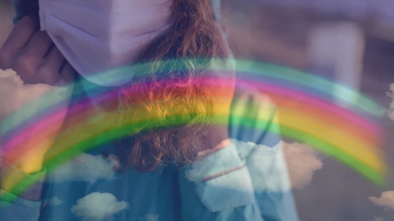 arco iris y cielo azul contra una mujer con una máscara facial