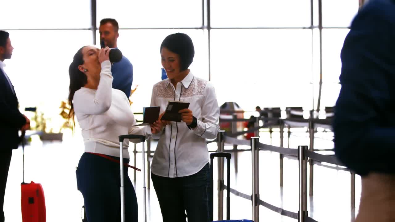 Dua penumpang wanita berinteraksi.