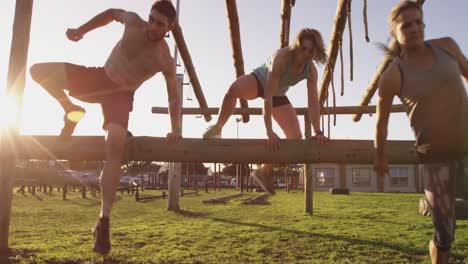 jóvenes adultos entrenando en un campamento de gimnasia al aire libre