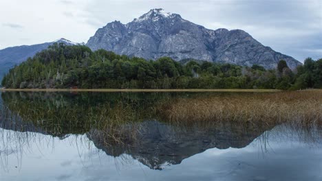 Zeitraffer-Des-Abends-Vom-Lake-Moreno,-Der-Den-Cerro-Lopez-Und-Die-Intensive-Bewegung-Der-Wolken-In-Bariloche,-Patagonien,-Argentinien,-Widerspiegelt