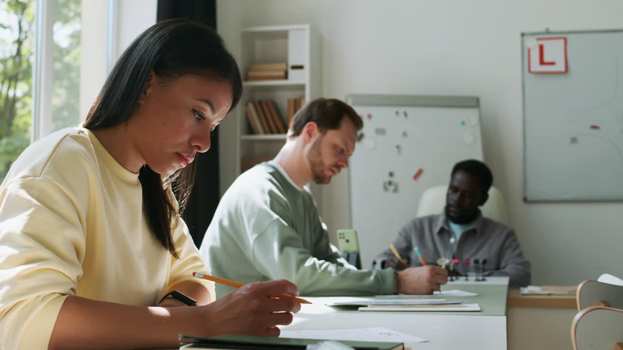 운전 학교의 교사와 학생
