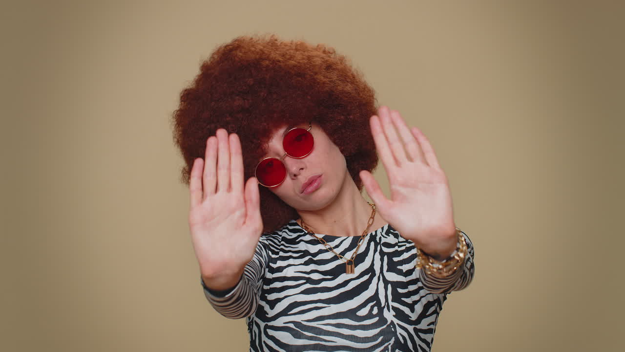 chica dice no sostiene la palma plegada manos cruzadas en gesto de parada, advertencia de final, acceso prohibido