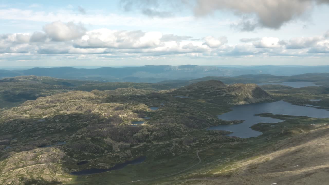lapso de tiempo de las sombras de las nubes a medida que las nubes bajas se mueven sobre terreno montañoso