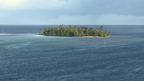 vista aérea de una pequeña isla con palmeras cerca de la isla de raiatea, polinesia francesa