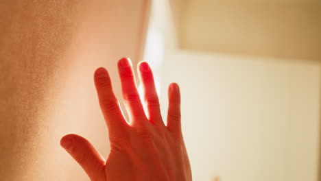 la fuerza de una mano contra los deslumbrantes rayos de luz solar, creando una llamarada cegadora en una toma de cámara de mano