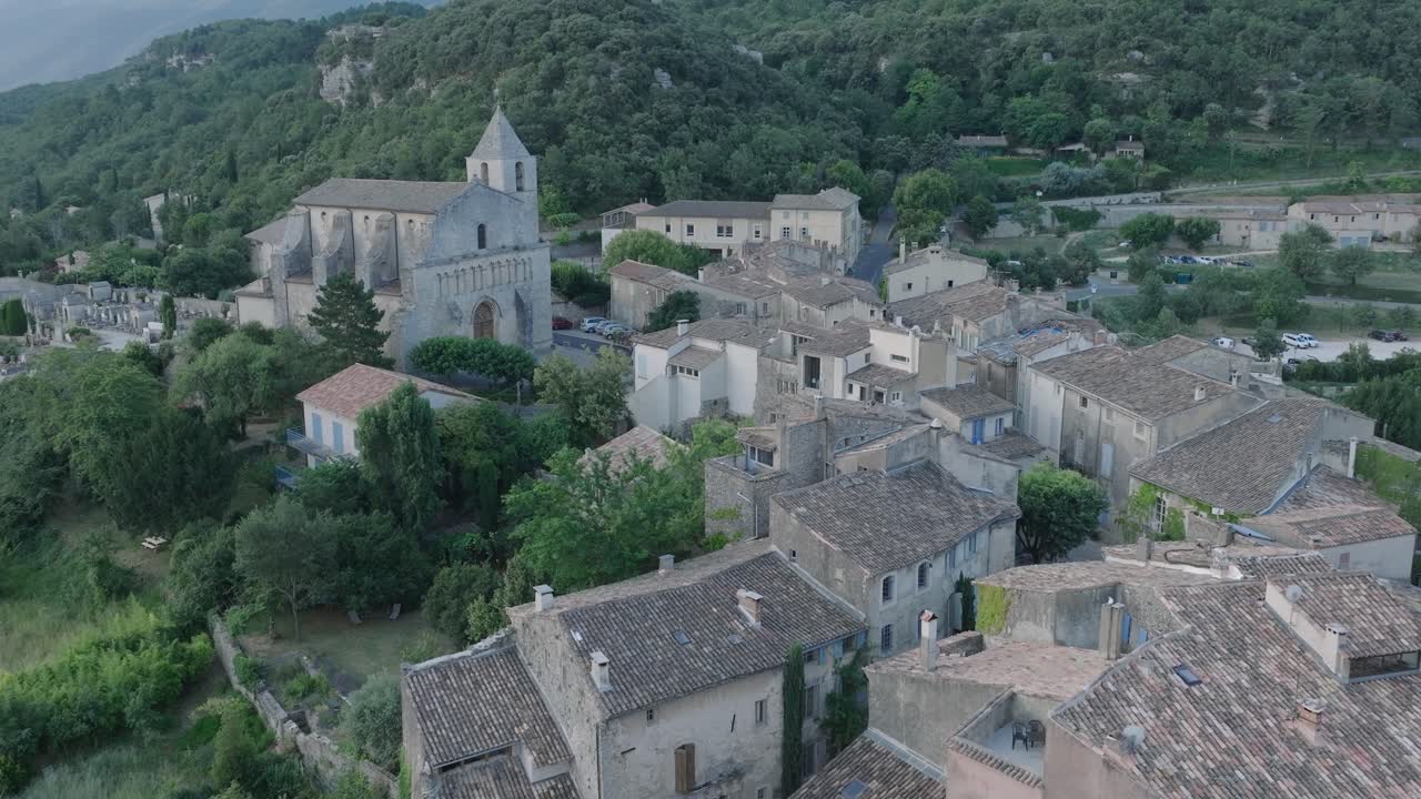 avión no tripulado luberon provenza saignon francia ciudad medieval al amanecer
