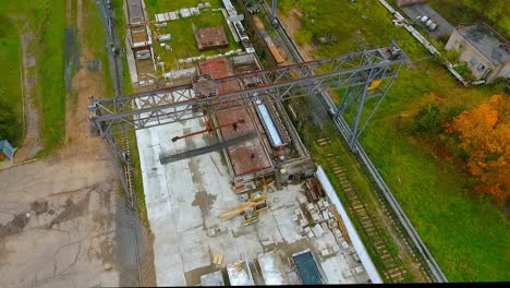 Vista-Aérea-De-Grúa-Industrial-De-Trabajo.-Cargas-De-Grúas-Industriales-Carga