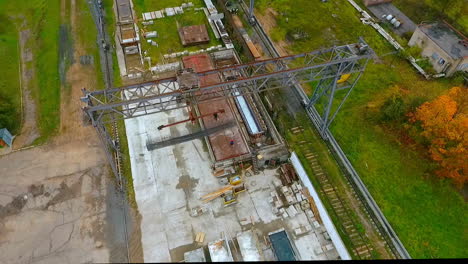 vista aérea de la grúa industrial en funcionamiento. la grúa industrial carga carga