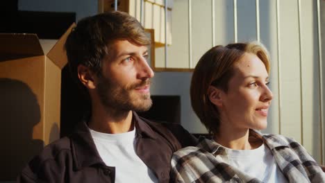 pareja relajándose durante una mudanza de casa
