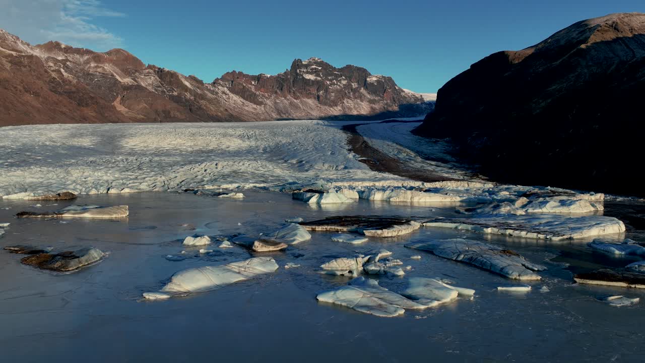 스카프타펠스 조쿨 빙하 혀와 남 아이슬란드의 호수 - 드론 촬영