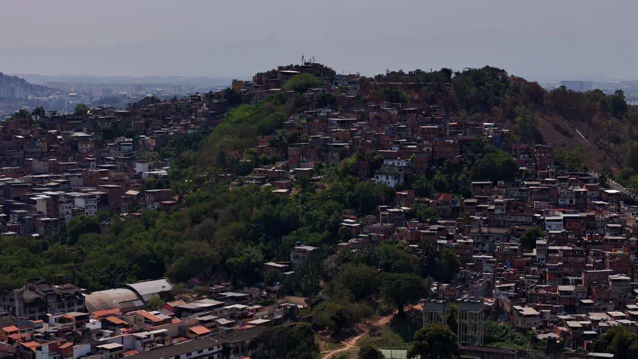 공중 풍경, 언덕의 숙박, 빈곤 지역
