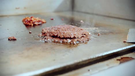 Imágenes-Cinematográficas-De-Cocina-De-Comida-De-4k-De-Un-Chef-Preparando-Y-Haciendo-Una-Deliciosa-Hamburguesa-Casera-En-La-Cocina-De-Un-Restaurante-En-Cámara-Lenta-Dejando-Las-Hamburguesas-En-La-Parrilla