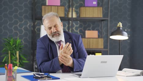 Businessman-with-sore-wrists.