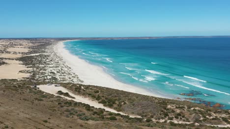 Excelente-Toma-Aérea-De-Olas-Azules-Que-Lamen-La-Costa-Blanca-De-Daly-Head-En-La-Península-De-Yorke,-Australia