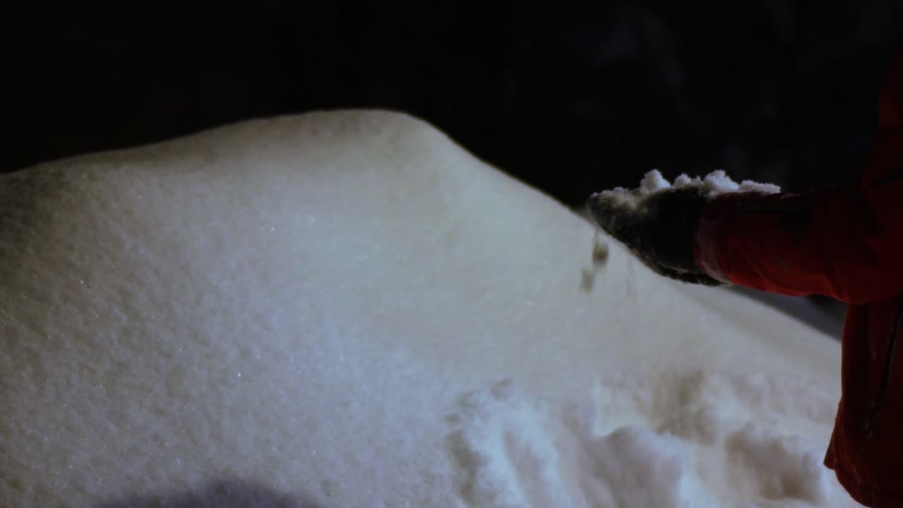 guia de montanha verificando as condições da neve antes de sair para um passeio noturno de esqui