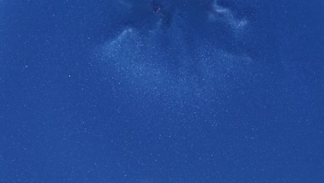 los dos colores de la pintura brillante oscura se mezclan hermosamente, burbujeando