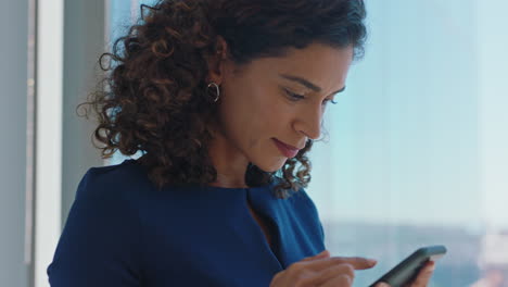 mujer de negocios usando un teléfono inteligente enviando mensajes de texto mujer ejecutiva comprobando correos electrónicos navegando mensajes en el teléfono móvil en la oficina