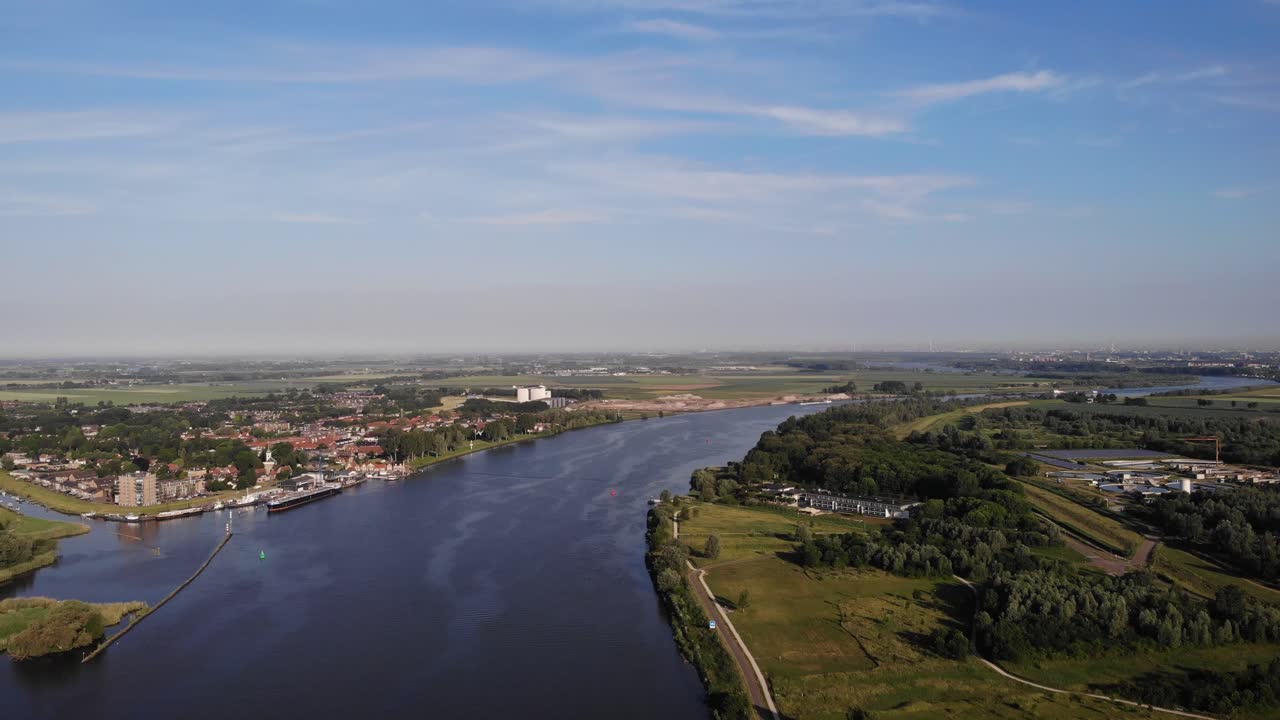 vista aérea sobre oude misa con la ciudad de puttershoek en segundo plano.