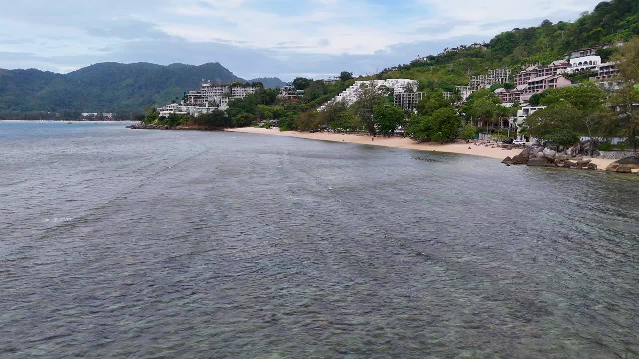 complejo de playa tropical con hoteles y montañas