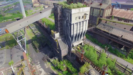 Imágenes-Aéreas-De-Drones-De-Una-Antigua-Fábrica-De-Carbón-De-Coque-Abandonada-Carsid-En-Charleroi