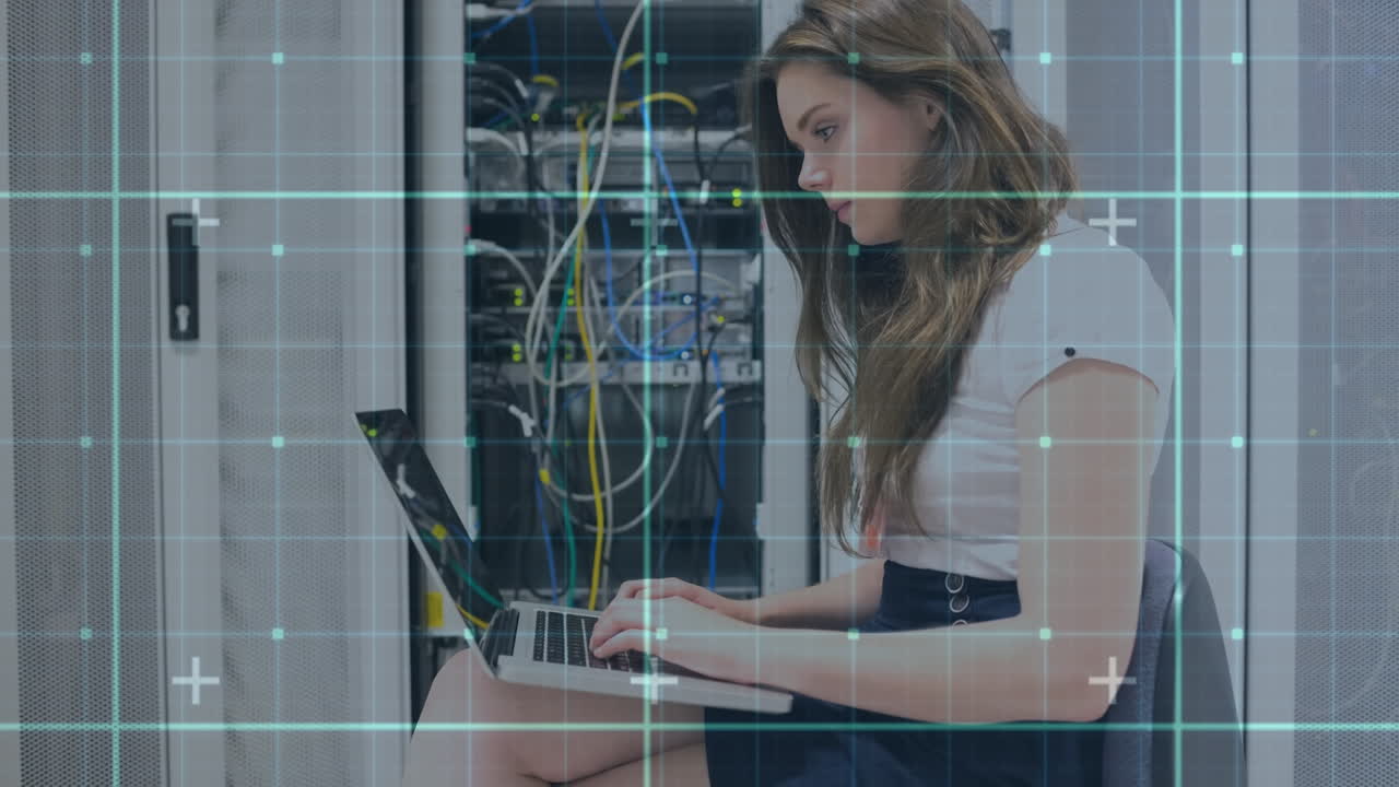 animación de pantalla marcada sobre mujer caucásica usando computadora portátil en el servidor