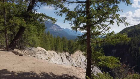 Cañón-Montaña-Arroyo-De-Sendero-Mujer-Revelar