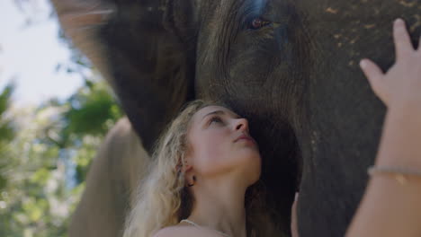 Mujer-De-La-Naturaleza-Tocando-Elefante-Acariciando-Compañero-Animal-Disfrutando-De-La-Amistad-4k