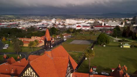 Wunderschöne-Luftaufnahme-Des-Historischen-Rotorua-Museumsgebäudes