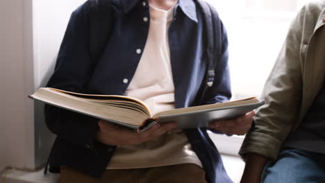 persona que lee un libro