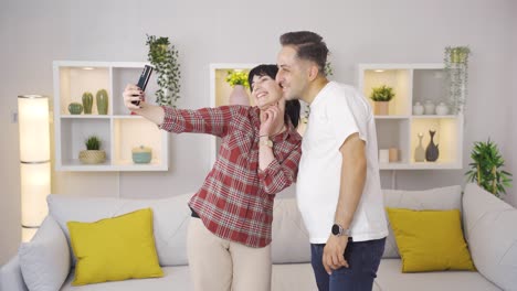 Pareja-Casada-Tomándose-Selfie.